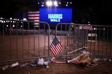 Una bandera se deja en el evento celebrado por la candidata presidencial demócrata a la vicepresidenta de Estados Unidos, Kamala Harris, durante la noche de las elecciones, en la Universidad Howard, en Washington, Estados Unidos.