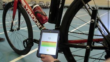 Imagen de una prueba de detecci&oacute;n de motores en bicicletas en la sede de la UCI para combatir el dopaje tecnol&oacute;gico en el ciclismo.