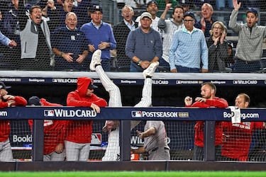 En esta postura, tan peculiar como peligrosa, acabó Ryan McMahon, de los Yankees de Nueva York, tras saltar el muro del foso para atrapar una bola en la octava entrada del partido contra los Boston Red Sox. El tercera base de los Yankees se jugó el tipo para que su equipo se impusiera 4-0 en el tercer juego de las Wild Card Series de los playoffs de la MLB.