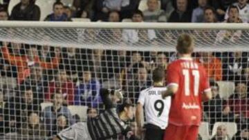 <b>GOL CON MUCHO VALOR. </b>Jonas no perdonó y el Valencia logró lo que quería Unai, portería a cero.