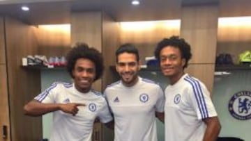El brasileño Willian, juntos a sus compañeros Falcao y Cuadrado.