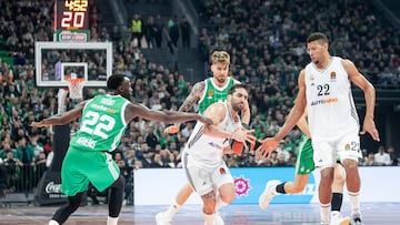 Campazzo dribla ante Grant con Juancho y Tavares muy atentos en el Panathinaikos-Real Madrid del OAKA.