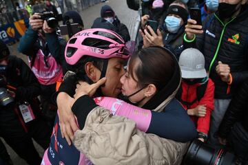 Egan Bernal se mantiene más líder que nunca en el Giro de Italia. El ciclista colombiano ganó su segunda etapa en la competencia y en una de las fracciones más complicadas, logró imponerse con contundencia y amplió la ventaja con sus rivales