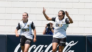 Pauleta y Anita Marcos celebran el 2-2 del Valencia al Real Madrid.