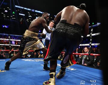 El boxeador estadounidense retuvo el título mundial de los pesados del Consejo Mundial en el primer asalto a los 2 minutos 59 segundos dejando KO al haitiano-canadiense.