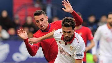 Imanol García, ante Damián Vázquez en un partido en Primera