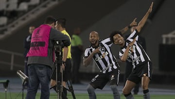 Bruno Silva of Brazil's Botafogo, center, celebrates scoring his team's first goal with teammate Luis Ricardo during a Copa Libertadores soccer match with Uruguay's Nacional in Rio de Janeiro, Brazil, Thursday, Aug. 10, 2017. (AP Photo/Leo Correa)