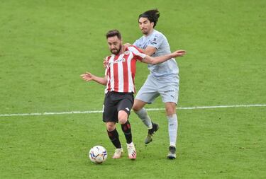 Soler tira al suelo al futbolista del Athletic sin violencia pero s¨ª de manera clara.