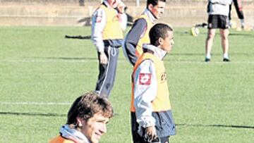 <b>ZAGA INÉDITA. </b>Víctor ensayó ayer con Ponzio, Álvaro, Capi y Cuartero.