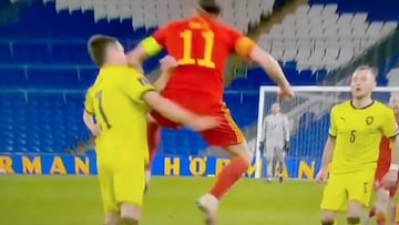 Bale se convierte en un héroe en Escocia tras propinarle un codazo en la cara a un rival