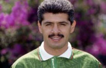 El delantero jugó en Pumas en dos etapas, de 1980 a 1986 y de 1987 al 88; en La Máquina militó de 1989 a 1991