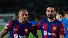 BARCELONA, 16/04/2024.- Los jugadores del FC Barcelona, el brasileño Raphinha y el alemán Ilkay Gundogan, a la finalización del encuentro correspondiente a la vuelta de los cuartos de final de la Liga de Campeones que FC Barcelona y PSG han disputado hoy martes en el Olímpico Lluis Company, en Barcelona. EFE/Alejandro García.
