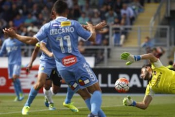 Futbol, O'Higgins v Colo Colo.
Duodecima fecha, campeonato de Clausura 2016.
El jugador de O'Higgins Pablo Calandria, izquierda, marca su gol contra Colo Colo durante el partido de primera division en el estadio El Teniente de Rancagua, Chile.
10/04/2016
Felipe Zanca/Photosport**********

Football, O'Higgins v Colo Colo.
12th date, Clousure Championship 2016.
O'Higgins's player Pablo Calandria, left, scores his goal against Colo Colo during the first division football match at the El Teniente stadium in Rancagua, Chile.
10/04/2016
Felipe Zanca/Photosport