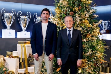 Florentino Pérez, presidente del Real Madrid junto a Pau Quesada, entrenador del Real Madrid Femenino.