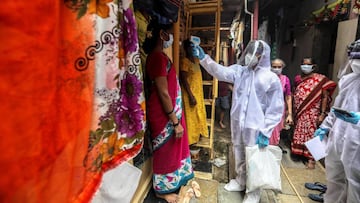 -FOTODELDÍA- Mumbai (India), 28/06/2020.- Los trabajadores de salud indios que usan equipo de protección personal (PPE) llegan para llevar a cabo un chequeo médico de los residentes de las zonas contaminadas en el área de Appa