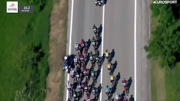 Una moto de los carabinieri se detiene en el arc&eacute;n al paso del pelot&oacute;n del Giro de Italia y provoca una ca&iacute;da en la que se ven afectados Geraint Thomas y Mikel Landa.