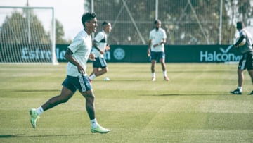 Renato Tapia durante un entrenamiento con el Celta.