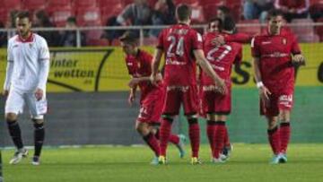 Los jugadores del Mallorca celebran su segungo gol ante el Sevilla, obra del delantero Alejandro Alfaro, durante el partido de la vuelta de octavos de final de Copa del Rey que ambos equipos disputaron hoy en el estadio S&aacute;nchez Pizjuan EFE/Paco Fuentes
 
 