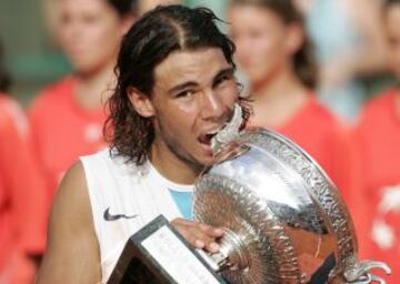 Rafa Nadal posa con el Trofeo de Roland Garros conseguido en 2007 en la final que lo enfrentó al suizo Roger Federer