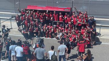 La celebración del Ducati Lenovo en Alcañiz tras el primero de Márquez y el tercero de Pecco.