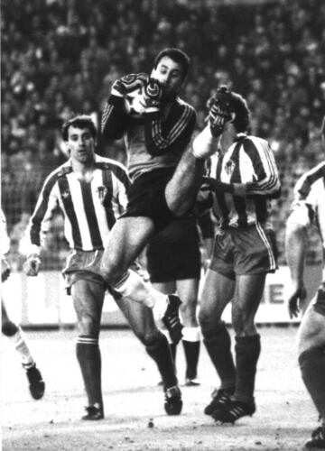 Ablanedo atrapa el balón en un Real Madri vs Sporting de 1986