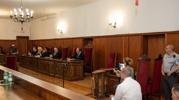 Eugenio Delgado durante su juicio en la Audiencia Provincial de Badajoz, a 17 de mayo de 2024, en Badajoz, Extremadura (España). El jurado popular ha considerado a Eugenio Delgado, por unanimidad, como culpable de un delito de asesinato y otro de agresión sexual a Manuela Chavero, en los hechos ocurridos el 5 de julio de 2016 en la localidad pacense de Monesterio. En su veredicto, el jurado ha establecido además que en el delito de asesinato a Manuela Chavero "concurren alevosía y ensañamiento", ya que esa noche, el acusado "se asegura de que Manuela no pudiera defenderse y aumentó deliberadamente su dolor, con las múltiples fracturas que presenta". Han sido más de nueve horas de deliberación de este jurado popular, en el que desde el pasado 13 de mayo han declarado más de una veintena de testigos y unos 60 peritos, y que ha concluido con los informes finales del fiscal, las acusaciones particular y popular, y la defensa.
17 MAYO 2024;JUICIO;EXTREMADURA;ASESINATO;JURADO POPULAR;MANUELA CHAVERO;PACENSE;EUGENIO DELGADO;AUDIENCIA PROVINCIAL
Andrés Rodríguez / Europa Press
17/05/2024