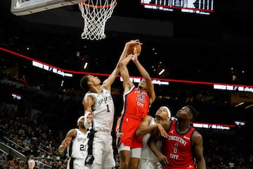 Victor Wembanyama tapona el tiro a Trey Murphy III durante un partido entre San Antonio Spurs y New Orleans Pelicans.