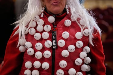 Una espectadora espera el inicio del Sorteo Extraordinario de Navidad de la Lotería Nacional.