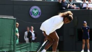 Serena Williams da muestras de su malestar f&iacute;sico antes de retirarse en el partido de dobles.