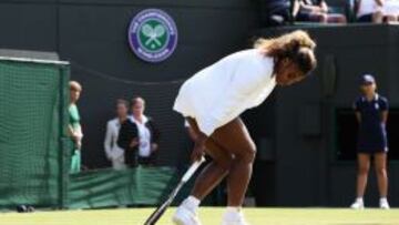 Serena Williams da muestras de su malestar f&iacute;sico antes de retirarse en el partido de dobles.