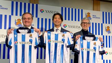 TOKIO, 11/01/2024.- El presidente del Real Sociedad, Jokin Aperribay (i) y el director deportivo, Roberto Olabe (d) y el director ejecutivo de Yasuda Group, Keisuke Yasuda (c) durante el anuncio este jueves de la creación de un sistema de captación y formación de jóvenes futbolistas permanente en Japón y la celebración de un amistoso del primer equipo en el país asiático este año. EFE/Antonio Hermosín
