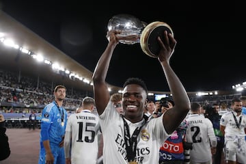 Vinicius, con la Supercopa de Europa que el Real Madrid conquistó en 2022 tras derrotar al Eintracht de Frankfurt en Helsinki.