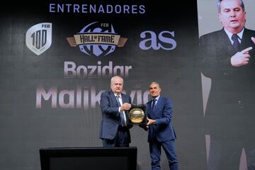 Boza Maljkovic recibe el galard¨®n de manos de Sergio Scariolo, t¨¦cnico de la selecci¨®n espa?ola. El exentrenador serbio es uno de los m¨¢s laureados del viejo continente con cuatro Euroligas. En Espa?a consigue una Copa con el Barcelona (1991), La Korac con el Unicaja (2001) y una Liga con el Real Madrid (2005).
