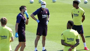 Quique Setién, con Eder Sarabia, en un entrenamiento del Barça.