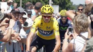 El maillot amarillo, Chris Froome, secundado por Alejandro Valverde.
