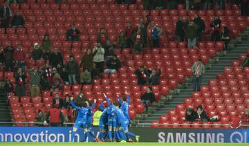 0-1. Álvaro Muñi­z y su equipo locos de alegría tras el gol en el minuto 96 que les dio el pase a octavos.