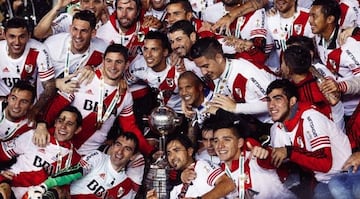 Vega, a la derecha de Kranevitter, festeja la Copa Libertadores 2015.