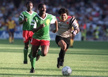 Uno de los grandes futbolistas africanos de todos los tiempos, desarrolló su carrera en Francia. Roger Milla es el goleador más veterano de la Historia de los mundiales cuando marcó ante Rusia en el Mundial de EE.UU 1996