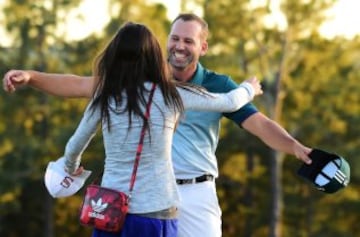 Sergio Garcia of Spain celebra con su novia Angela Akins su primer major.