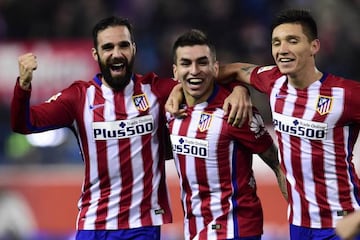 Gámez, Correa y Kranevitter celebran un gol del Atlético.