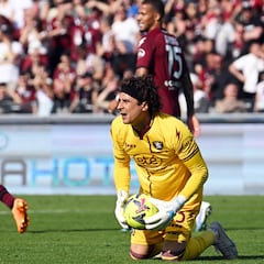 Ochoa y 10 más, el mexicano lució en el empate de la Salernitana