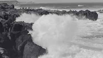 Olas rompiendo en el Geoparque Costa Quebrada de Santander, Cantabria, durante el campeonato de surf La Vaca Gigante