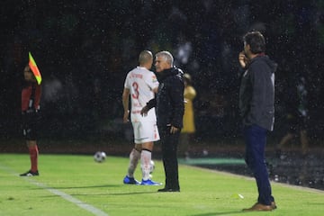 Ferretti dirigiendo su primer juego con FC Juárez.