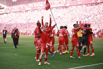 Los Reds celebran el ttulo nmero 20 de liga tras golear al Tottenham 5-1 en el estadio de Anfield.