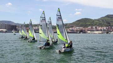 Inicio en las aguas del Abra del Trofeo Guadalimar-Say Languages de vela ligera