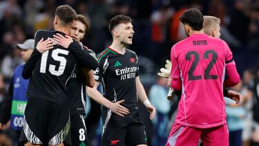 Arsenal's players celebrate at the end of the UEFA Champions League quarter final second leg football match between Real Madrid CF and Arsenal at Santiago Bernabeu Stadium in Madrid on April 16, 2025. (Photo by OSCAR DEL POZO / AFP)