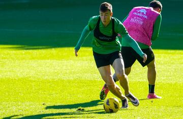 Saúl García, recién renovado, durante el entrenamiento de esta misma mañana.