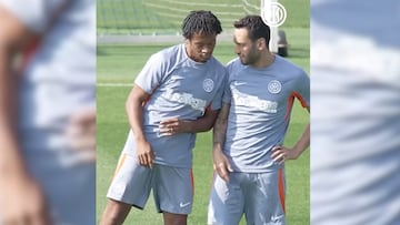 Entre risas, el mediocampista turco se midió a seguirle el paso.