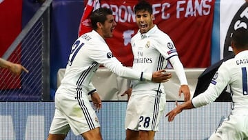 Morata felicita a Asensio por su gol ante el Sevilla en su primer partido oficial con el Madrid.