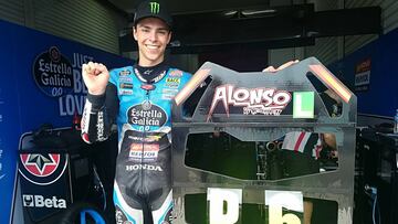 Alonso López con la pizarra que marca su 6º.